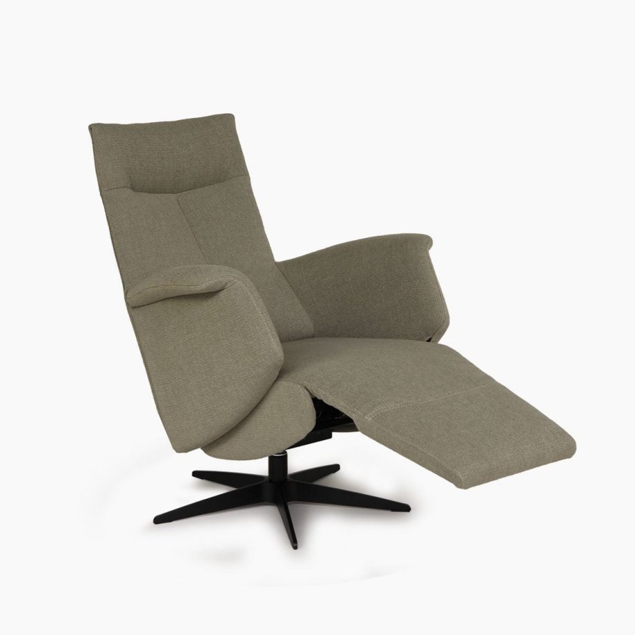 Een relaxfauteuil stof. Een moderne relaxfauteuil met veel mogelijkheden. Heerlijk zitcomfort en leverbaar in leer. Bij Houweling Interieur.