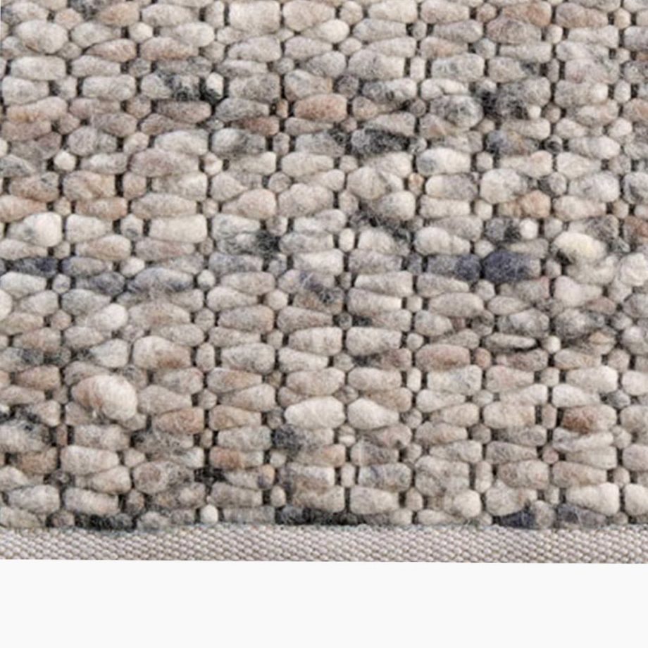 Handgeweven tapijt van De Munk Carpets bij Houweling Interieur. Modern vloerkleed uit Marokko in warme natuurlijke tinten van wol en jute.