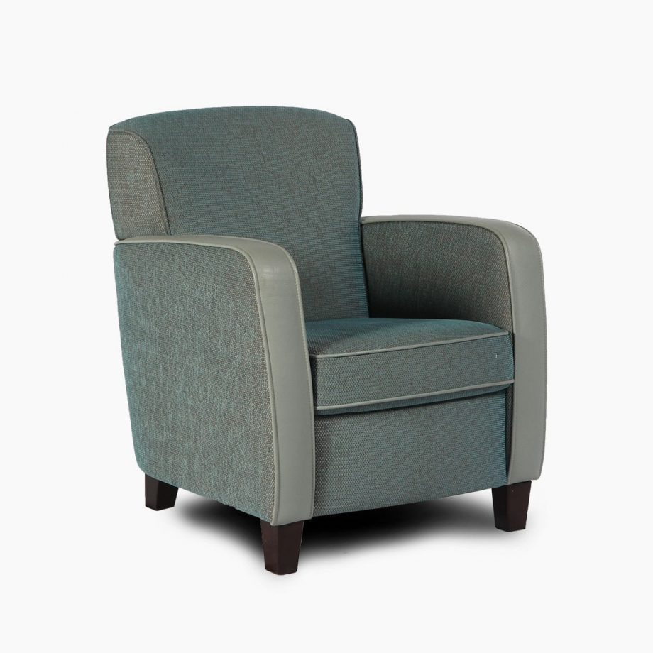 Een kleine fauteuil met armleuning. Eigentijds, compact en met een actieve zit. Kom langs bij Houweling Interieur voor deze kleine fauteuil.