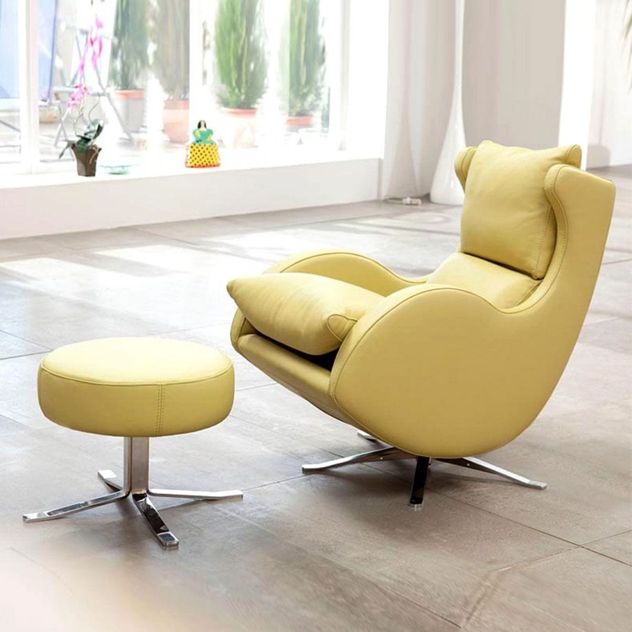 Fauteuil design van Fama bij Houweling Interieur. In is een leren fauteuil met spinpoot en compacte vorm in de kleur lichtgeel met hocker.