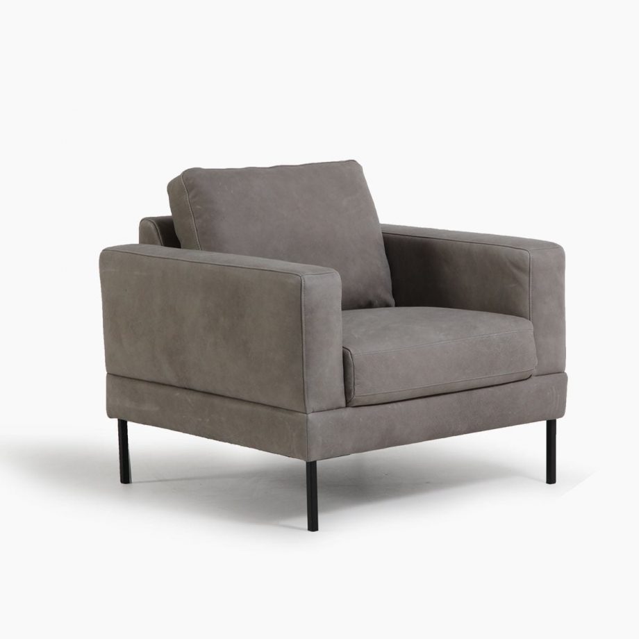 Een moderne fauteuil van Houweling Interieur. Het is een fauteuil design uitgevoerd in grijs leer en ranke metalen poten.