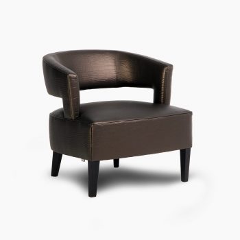 Moderne fauteuil van Macazz bij Houweling Interieur. Het is een fauteuil design met ronde rugleuning uitgevoerd in bruin leer.
