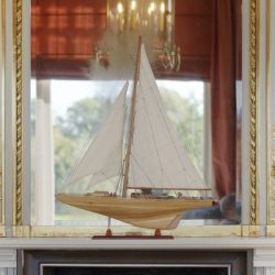 Sfeerfoto van Authentic Models. Decoratieve zeilboot van hout. Kom naar Houweling Interieur voor de mooie items met historisch karakter.