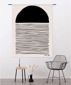 Urban Cotton Urban Cotton wandkleed bij Houweling Interieur. Unieke wanddecoratie met abstracte vormen bestaande uit halve zwarte zon en kringelstrepen.
