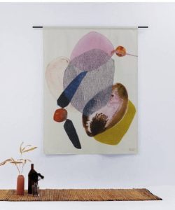 Urban Cotton Urban Cotton wandkleed bij Houweling Interieur. Unieke wanddecoratie met abstracte vormen met roze, zwart, blauw, oker, rood en bruin.