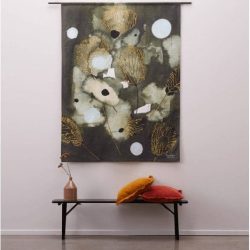 forest-flower Urban Cotton wandkleed bij Houweling Interieur. Unieke wanddecoratie met gouden aderen die de bloemen vormen op de diepgroene achtergrond.