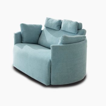 Loveseat fauteuil van Fama bij Houweling Interieur. Het is een ronde loveseat die elektrisch verstelbaar is in de kleur lichtblauw.