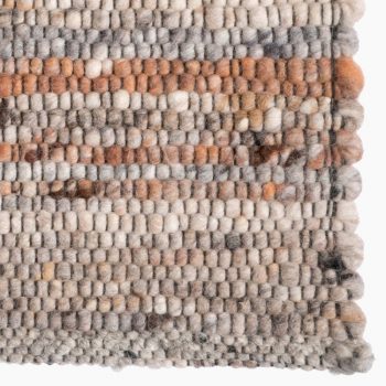 Laagpolig vloerkleed van De Munk Carpets bij Houweling Interieur. Modern vloerkleed uit Marokko in aardekleuren gemaakt van wol en jute.