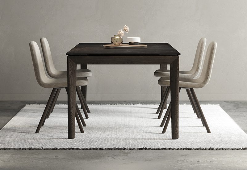 Design eetkamerstoelen van Mobliberica bij Houweling Interieurs. Het zijn moderne eetkamerstoelen uitgevoerd in crème stof en houten poten.