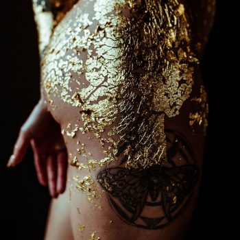 Fotokunst van Wallmore bij Houweling Interieur van Shot by Sud met kunst foto van vrouwenlichaam met gouden bodypaint.