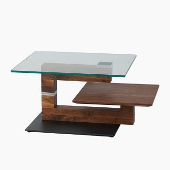 Glazen salontafel design met houten onderstel van Houweling Interieur. Het is een draaibare salontafel met een zeer stijlvolle uitstraling.