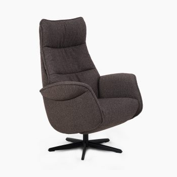 Een relax fauteuil bij Houweling Interieur. Het is een elektrische relaxfauteuil uitgevoerd in bruine stof en zwarte spinpoot.