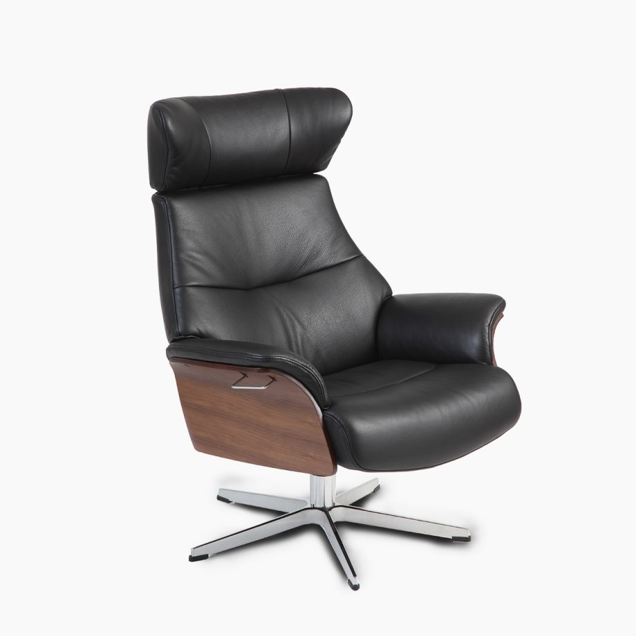 Moderne fauteuil bij Houweling Interieur. Het is een design fauteuil uitgevoerd in zwart leer, houten zijkant en rvs poot.