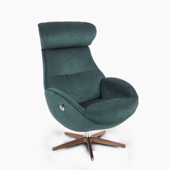 Luxe fauteuil bij Houweling Interieur. Het is een moderne fauteuil uitgevoerd in groene stof en rvs spinpoot met hout.