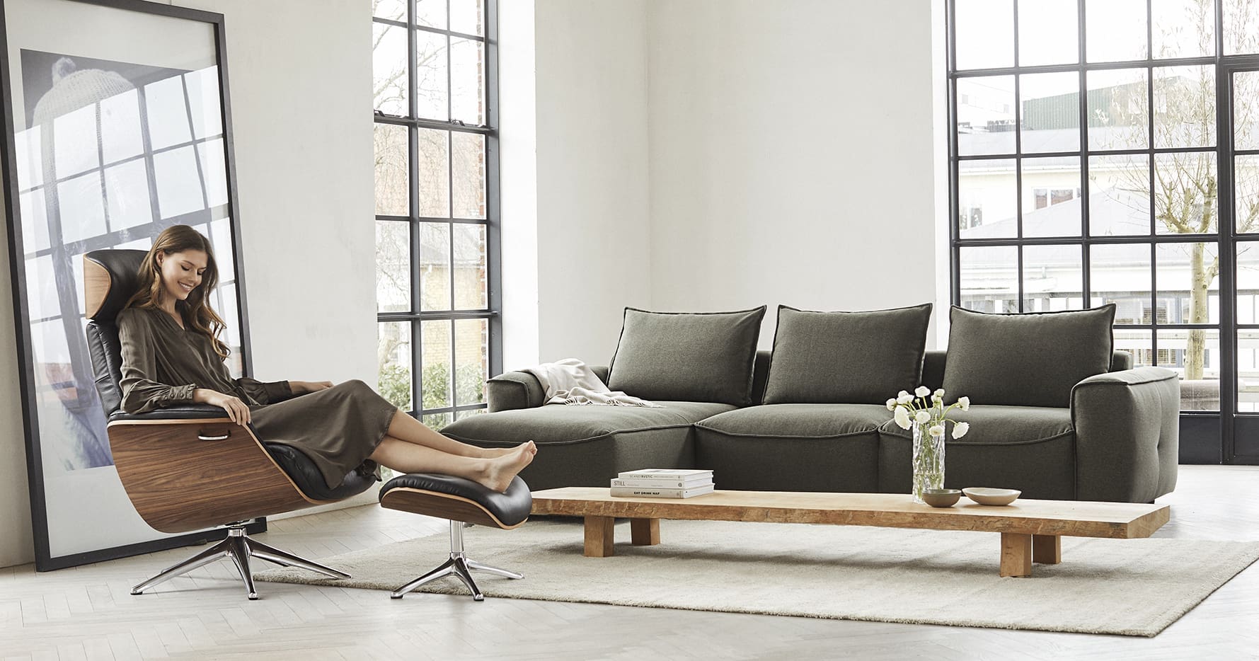 Moderne fauteuil van Flexlux bij Houweling Interieur. Het is een luxe fauteuil uitgevoerd in zwart leer met hocker.
