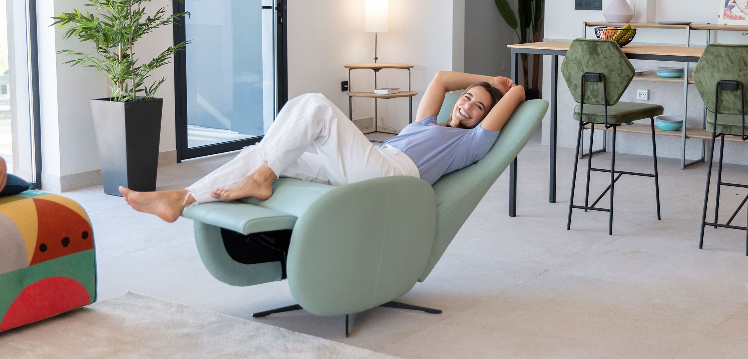 Relaxfauteuil van Fama bij Houweling Interieur. Moderne fauteuil met ronde vormen.
