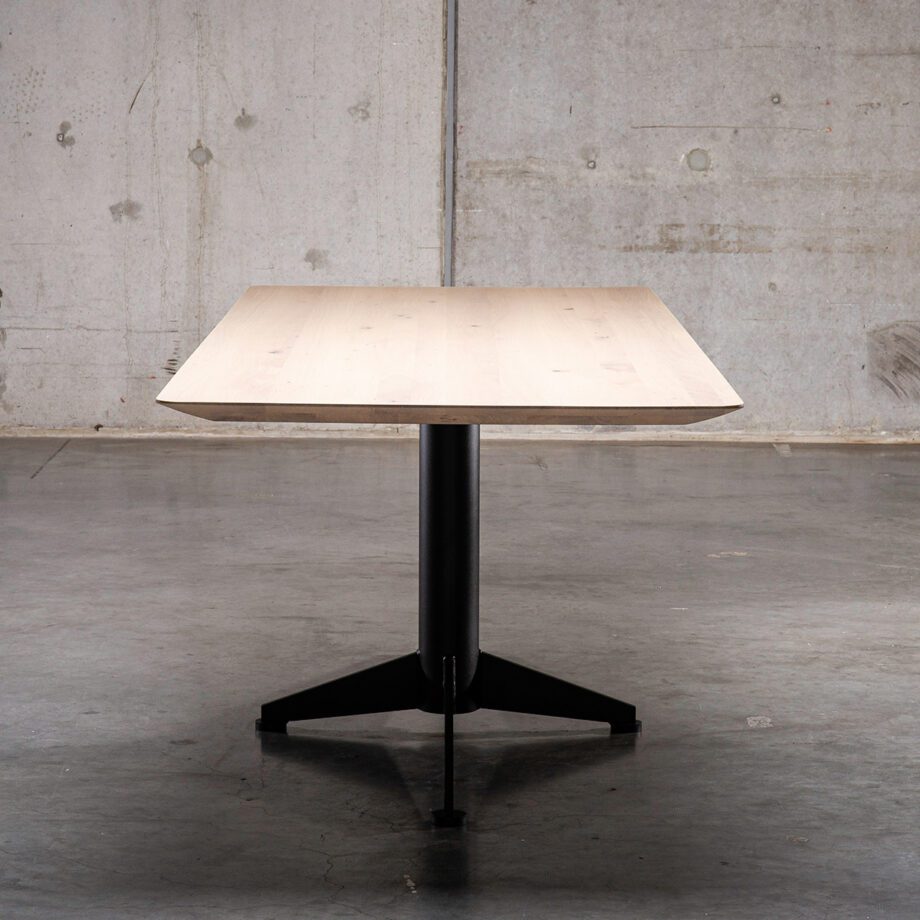 Design tafel van Seuren tafels bij Houweling Interieur. Een moderne eettafel met strakke lijnen uitgevoerd in blank eiken met zwart onderstel.