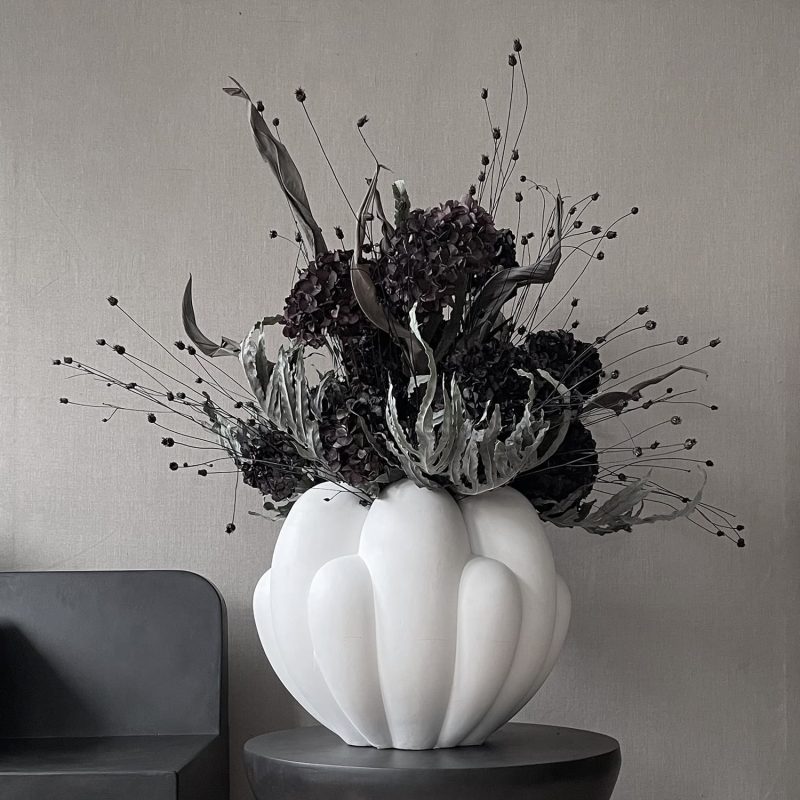 221042 Bloom Vase Big - Bone White 1 101 Copenhagen heeft interieur accessoires bij Houweling Interieur. Witte vaas in de vorm van een bloem.