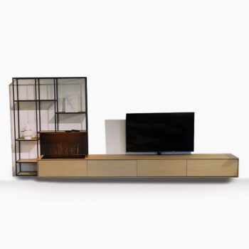 Houten tv dressoir bij Houweling Interieur. Het is een eiken tv meubel uitgevoerd in licht hout met vitrinekast van zwart metalen frame.