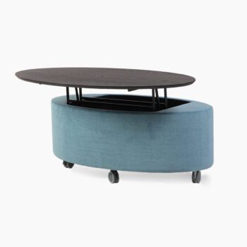 Ovale salontafel van Fama bij Houweling Interieur. Het is een design salontafel met verstelbaar blad en gestoffeerde blauwe poot met wieltjes.