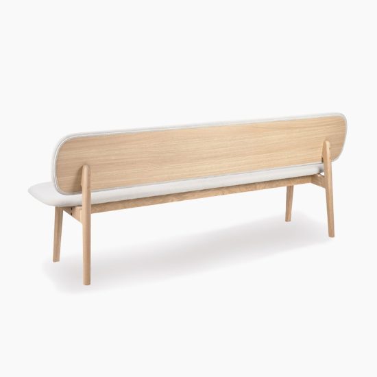Eettafel bank bij Houweling Interieur. Het is een tafelbank uitgevoerd in licht eikenfineer en wit leren rug en zitting.