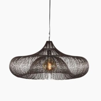 Design hanglamp bij Houweling Interieur. Het is een moderne hanglamp met ronde vorm van gaasstructuur uitgevoerd in zwart.