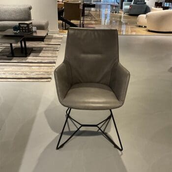 Showroommodellen van leren eetkamerstoelen bij Houweling Interieur. Het zijn eetkamerstoelen uitgevoerd in bruin leer.