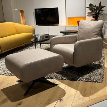 Kalmar fauteuil met poef