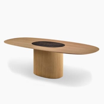 Houten eettafel bij Houweling Interieur. Een design eettafel met Deens ovaal tafelblad en panelen rondom de middenpoot.