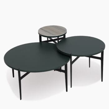 Salontafel set bij Houweling Interieur. Het zijn drie ronde salontafels met keramiek blad in verschillende maten en kleuren.