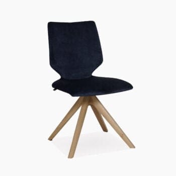Design eetkamerstoelen bij Houweling Interieur. Deze luxe eetkamerstoel is uitgevoerd in donkerblauwe stof en houten spinpoot.
