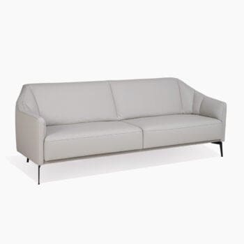 Leren bank bij Houweling Interieur. Dit is een design bank met ronde vormen in crème stof en zwarte pootjes.
