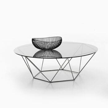 Glazen salontafel bij Houweling Interieur. De design salontafel heeft een stalen onderstel die doet denken aan de vorm van een diamant.
