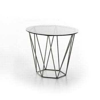 Glazen bijzettafel bij Houweling Interieur. De ronde bijzettafel heeft een stalen onderstel die doet denken aan de vorm van een diamant.