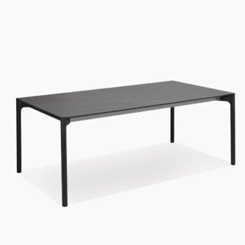 Luxe eettafel bij Houweling Interieur. Design eettafel met donker keramiek blad en stalen onderstel.