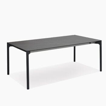 Uitschuifbare eettafel bij Houweling Interieur. Moderne eettafel met donker keramiek blad en stalen onderstel.