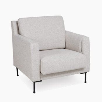 Design fauteuil van Houweling Interieur. Het is een moderne fauteuil uitgevoerd in crème stof en zwarte pootjes.