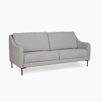 Design bank van Houweling Interieur. Het is een 3 zitsbank uitgevoerd in crème stof en zwarte pootjes.