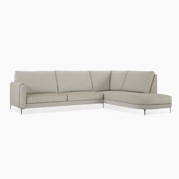 Luxe hoekbank van Houweling Interieur. Wil jij een hoekbank kopen? Deze is uitgevoerd in crème stof en zwarte pootjes.