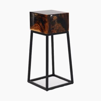 Boomstamtafel bijzettafel bij Houweling Interieur. Het is een epoxy tafel: een boomstam in de epoxy gegoten uitgevoerd als bijzettafel.