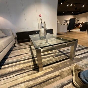 Showroom model van een glazen salontafel bij Houweling Interieur. Het is een moderne salontafel met onderstel nikkel.