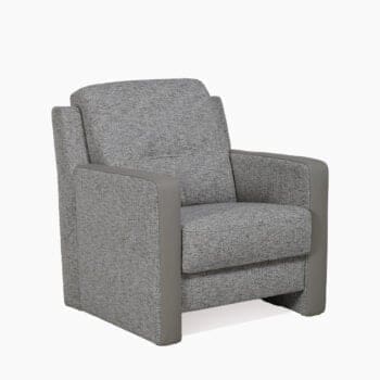 Kleine fauteuil bij Houweling Interieur. Het is een moderne fauteuil uitgevoerd in grijsbeige stof en leer.