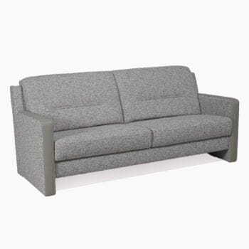 Moderne bank bij Houweling Interieur. Het is een 3-persoonsbank uitgevoerd in grijsbeige stof en leer.