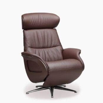 Leren fauteuil bij Houweling Interieur. Het is een relax fauteuil uitgevoerd in bruin leer en rvs spinpoot.