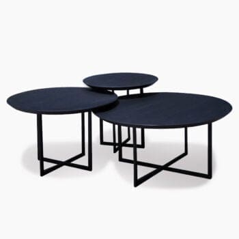 Salontafel set bij Houweling Interieur. De set bestaat uit ronde salontafels uitgevoerd met zwart stalen frame en zwart tafelblad.