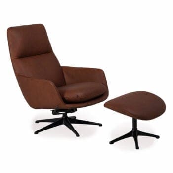 Moderne fauteuil bij Houweling Interieur. Het is een design fauteuil uitgevoerd in bruin leer en zwarte spinpoot.