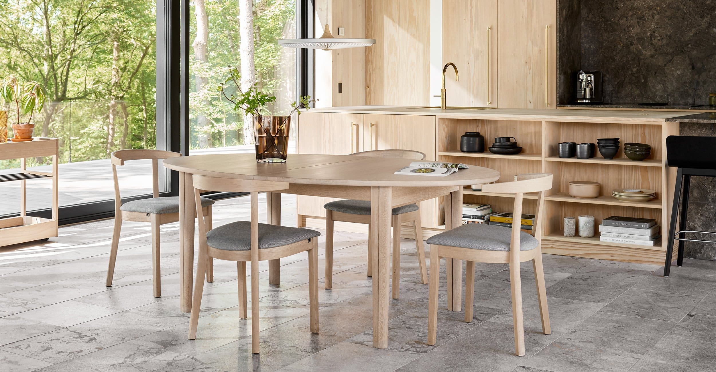 Uitschuifbare eettafel bij Houweling Interieur. Lees onze woonblog en koop de juiste uitschuifbare tafel.