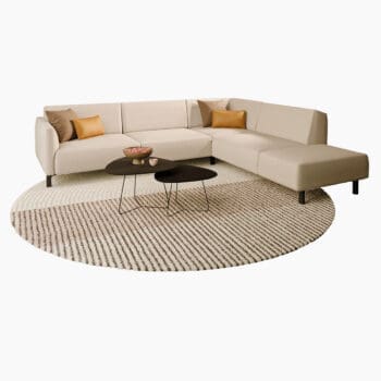 Design bank van Topform bij Houweling Interieur. Een luxe hoekbank met strakke lijnen uitgevoerd in crème stof.