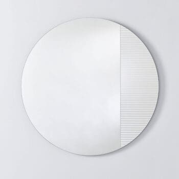 Ronde spiegel bij Houweling Interieur. Design spiegel met gedeelte, geproduceerd met verzilverd getextureerd glas met gladde verticale groeven.