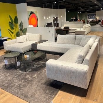 Showroommodel van modulaire hoekbank bij Houweling Interieur. Luxe hoekbank uitgevoerd in lichte stof.